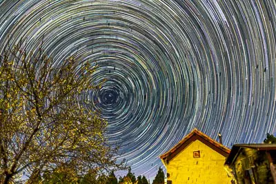 Startrails über einem Haus auf El Hierro, einer der Kanarischen Inseln