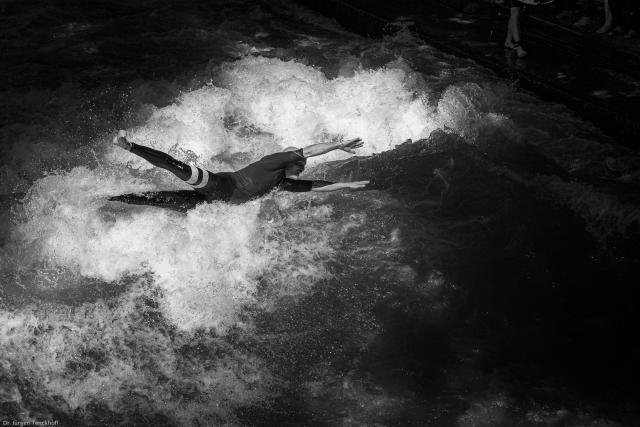 Surfen in der Münchner Eisbachwelle