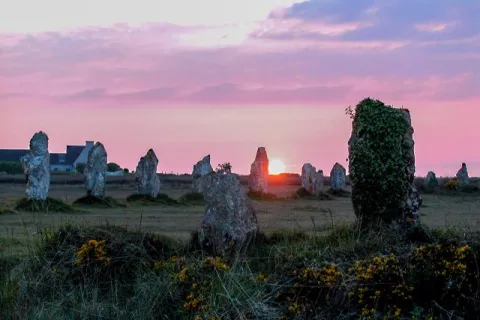 Sonnenuntergang über den Steinreihen von Lagatjar