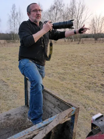 Jürgen in sicherer Position vor den Wisenten