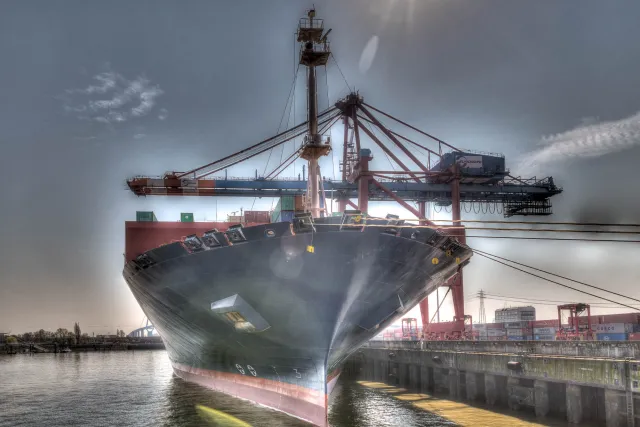 Schiff im Hafen als HDR