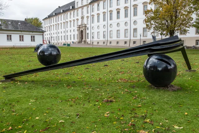 Baum zwischen zwei Welten by Bernhard Heiliger, 1982