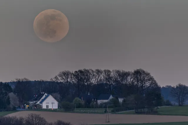 Der Supermond über Hüchel am Hanfbachtal