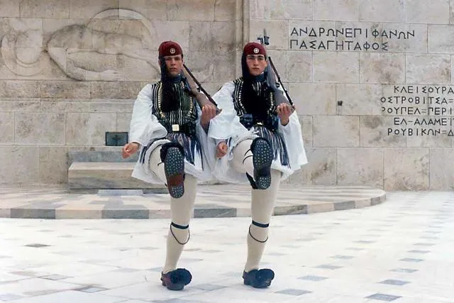 Honor guard in front of the parliament