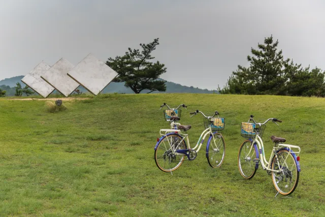 By bike to the art installations on the island