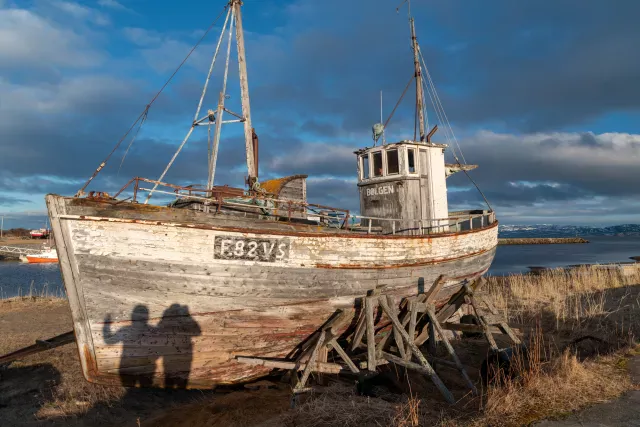 Schattenspiele am Wrack eines Fischerbootes