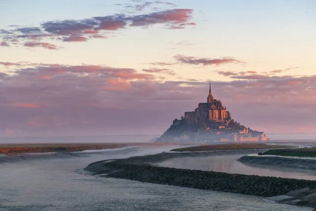 Le Mont Saint Michel im Frühnebel beim Sonnenaufgang