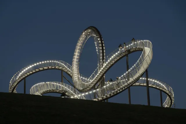 Tiger and Turtle bei Nacht auf der Heinrich-Hildebrand-Höhe in Duisburg