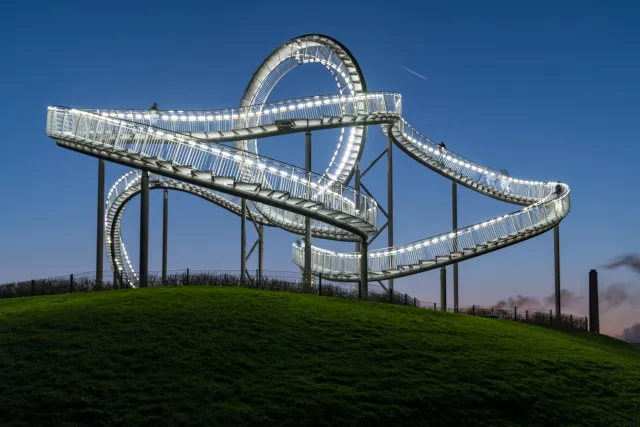 Tiger and Turtle bei Nacht auf der Heinrich-Hildebrand-Höhe in Duisburg