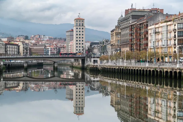 Brücken und Gebäude am Fluss Nervión