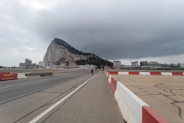 Einreise nach Gibraltar über die Start- und Landebahn des Flughafens