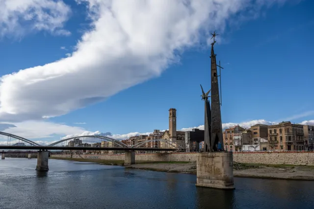 Das Wahrzeichen von Tortosa im Fluss L'Ebre