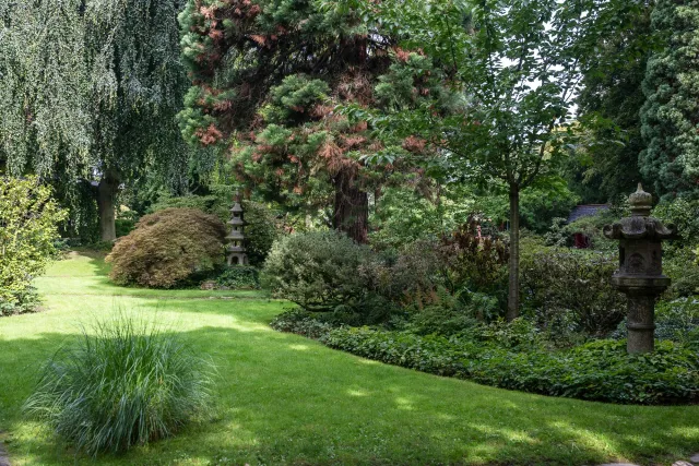 Asiatische Skulpturen im Japanischen Garten.