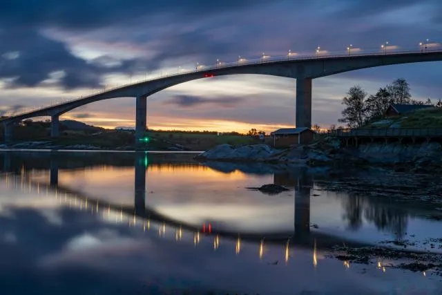 Die Brücke über den Saltstraumen zur Blauen Stunde