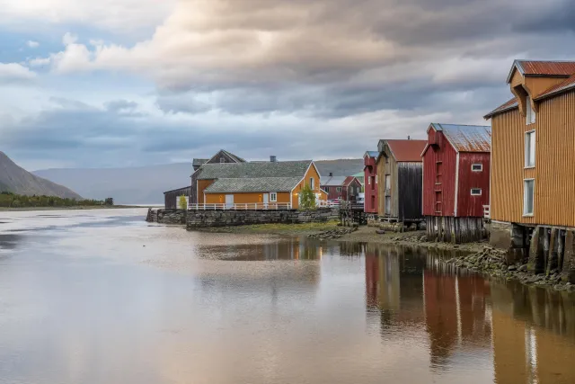 Die bunten Häuser von Mosjøen am Fluss Vefsn