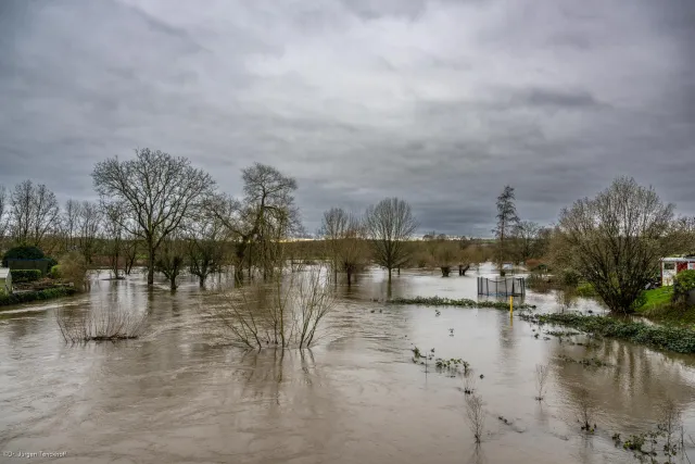 Hochwasser am Zulauf der Bröl in die Sieg