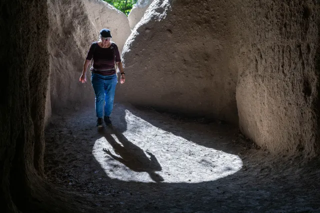 Karin mit Schatten in den Trasshöhlen im Brohltal