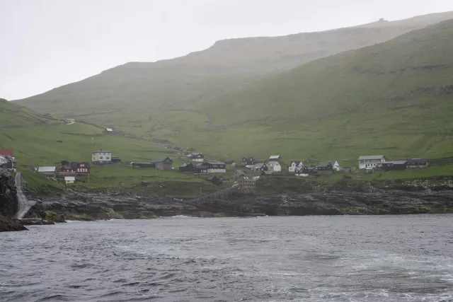 Die Insel und gleichnamiger Ort Svinoy