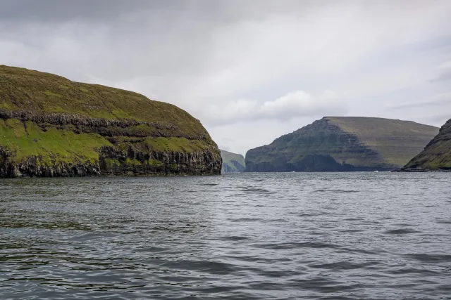 Das Meer und die steilen Felsen zwischen den Inseln Vidoy, Fugloy und Svinoy