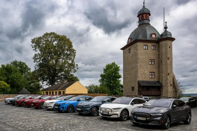 Die Mustangs im Schloss Vollrads vor dem Wohnturm