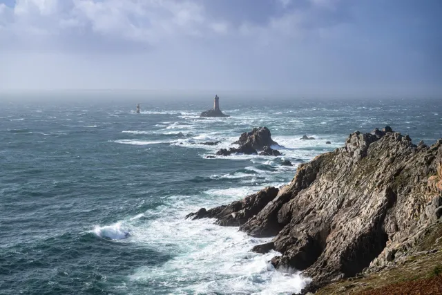 Die Leuchttürme Phare de la Vieille und Tourelle de la Plate vor der Pointe du Raz