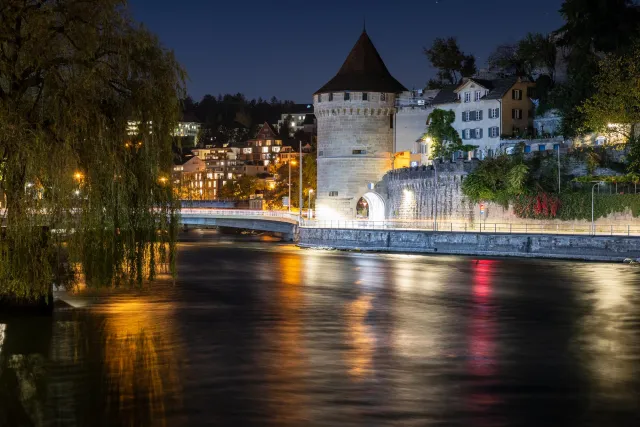 Der Nölliturm, eine runde Steinbosse am Reussufer in Luzern