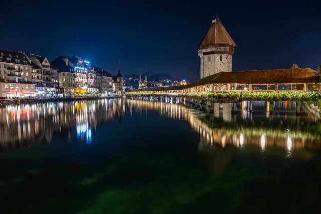 Die Kapellbrücke mit Wasserturm über der Reuss